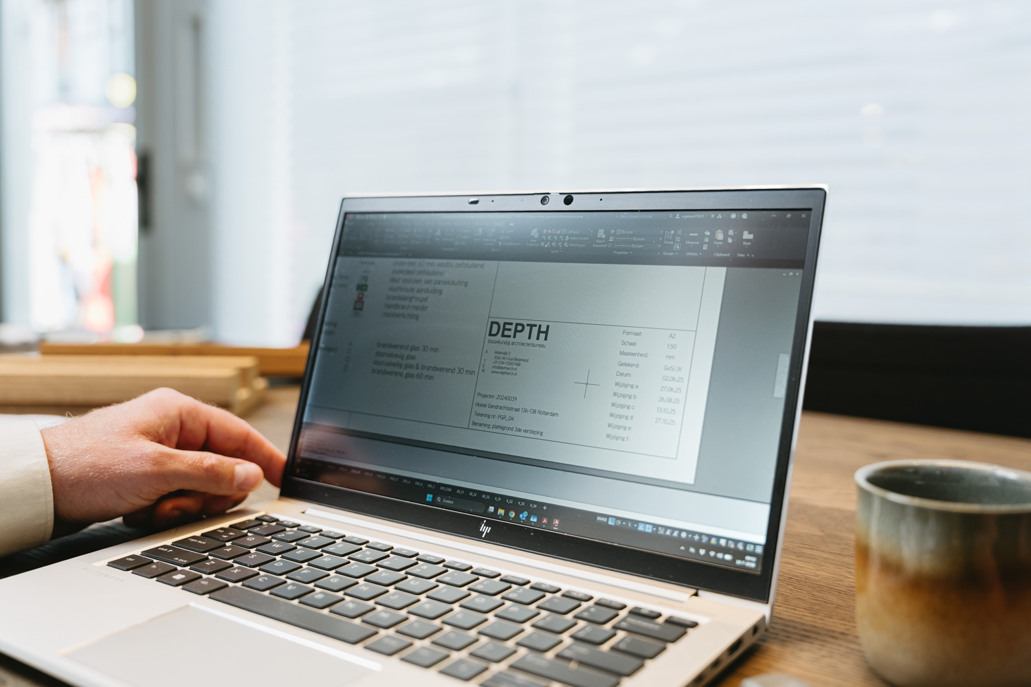 Digitaal ontwerp van DEPTH Architecten op de laptop