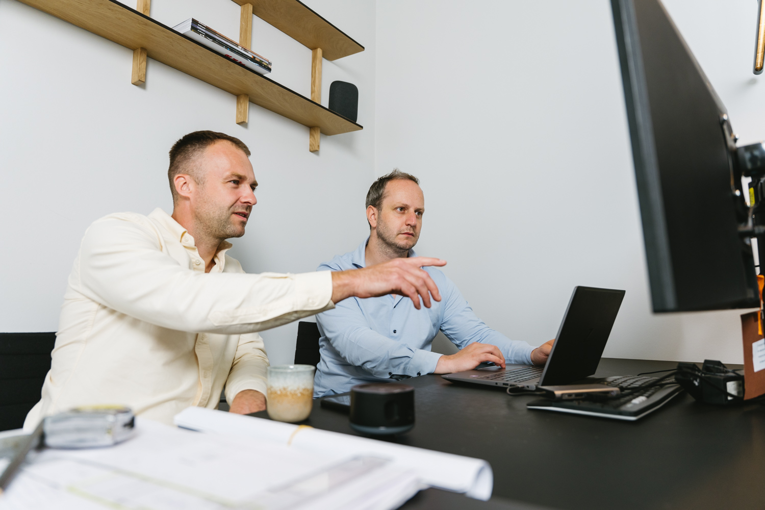 Architecten van DEPTH Architecten bespreken een bedrijfspandproject