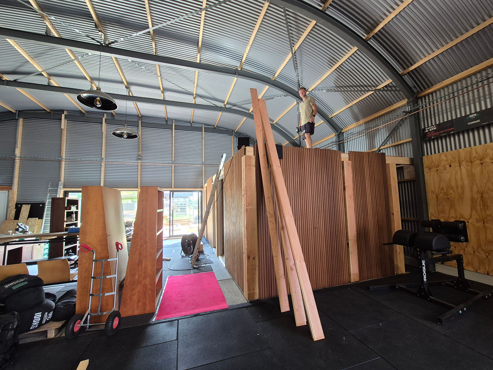 Bedrijfshal met stalen constructie, ontwerp van DEPTH Architecten