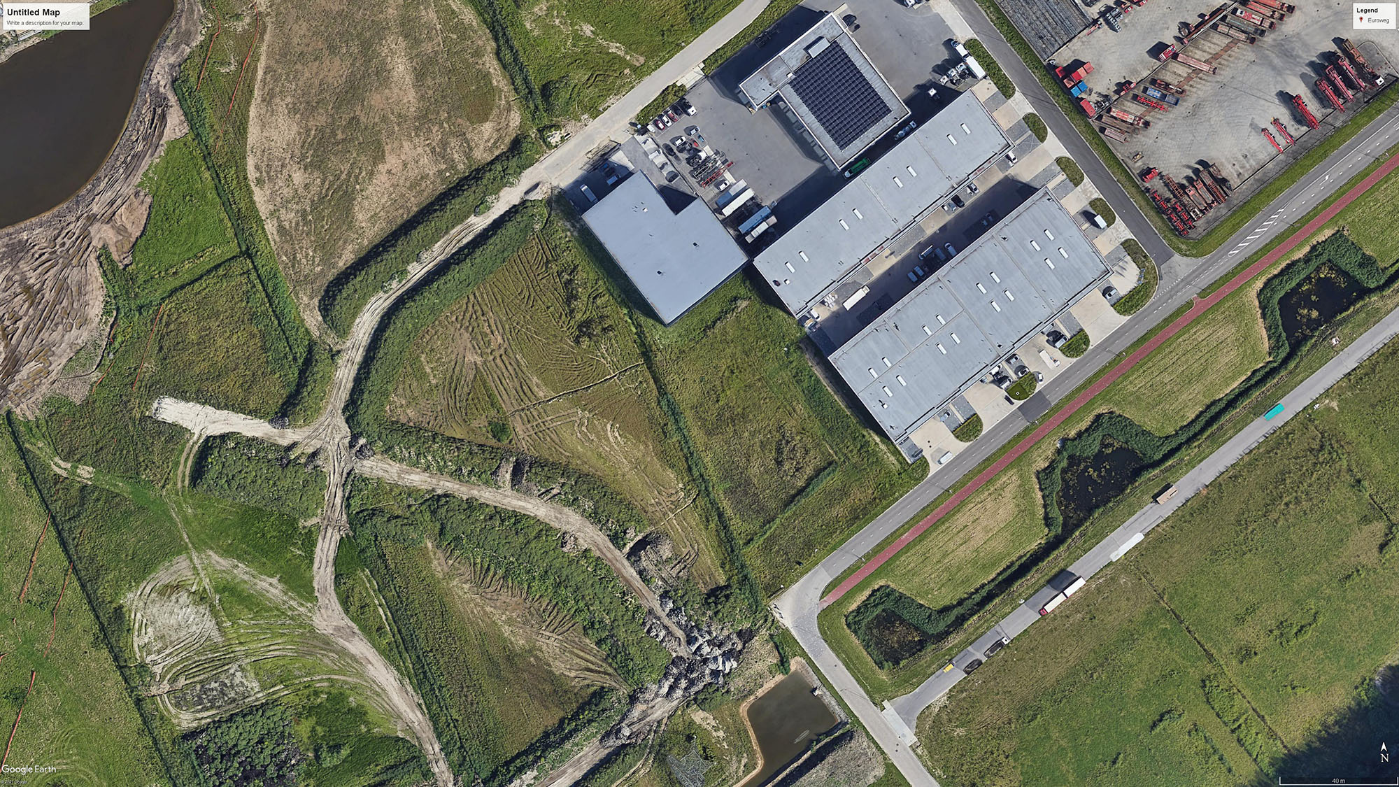 Luchtfoto van bedrijfshal met zonnepanelen op bedrijventerrein in de regio Dordrecht