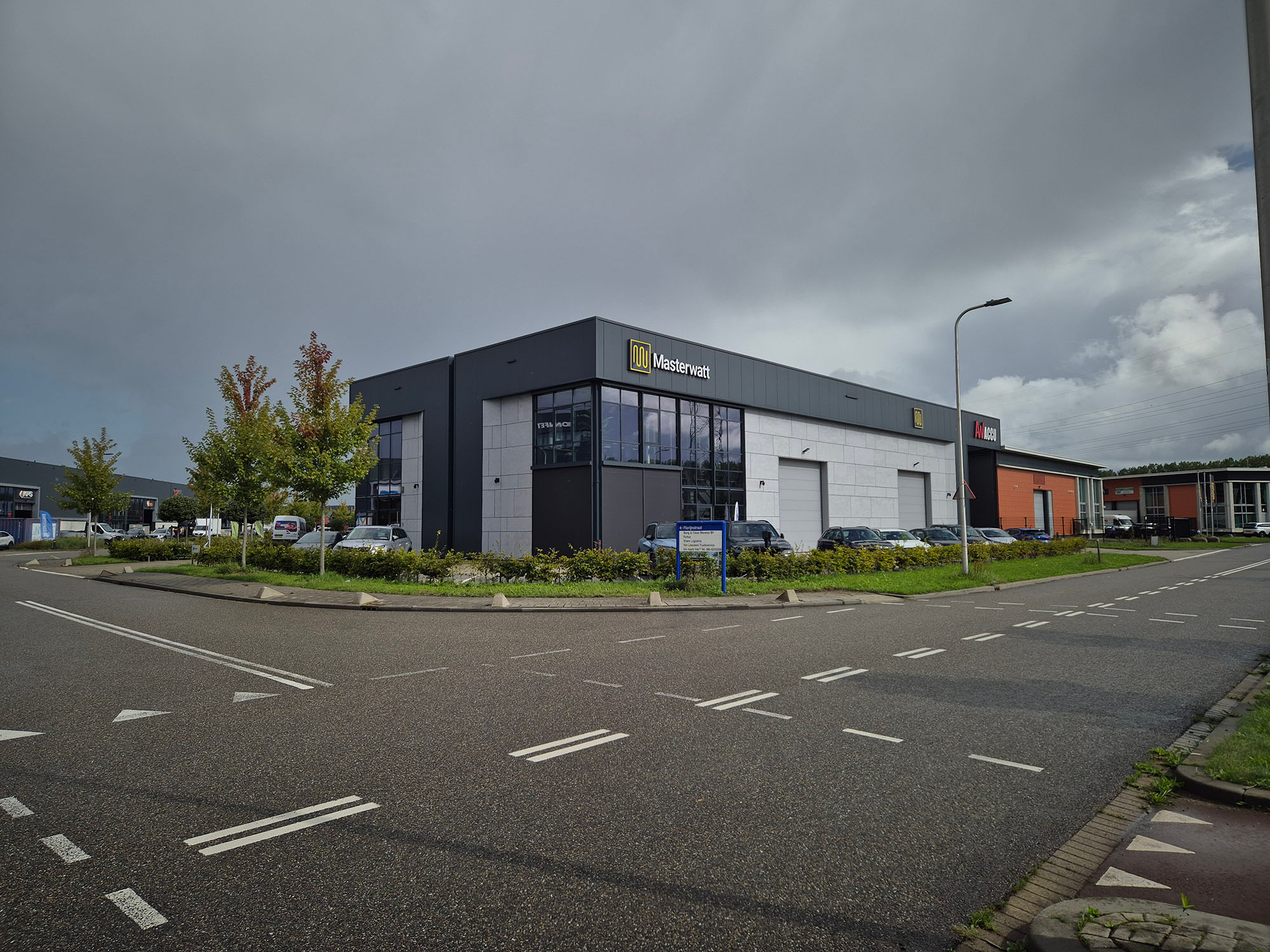 Moderne bedrijfshal met zwarte gevelbekleding, ontworpen door architect in Dordrecht